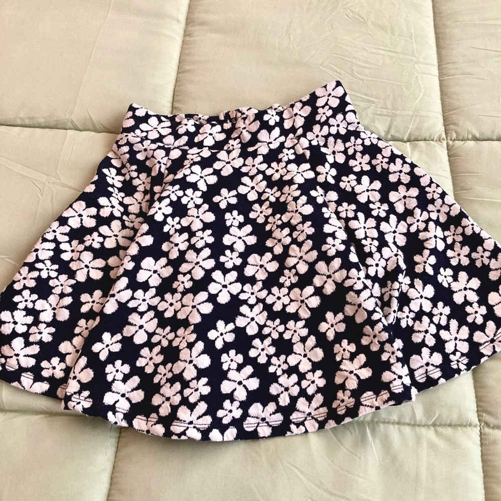 H&m // navy blue and white floral skater skirt